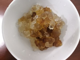 3、桃胶红糖粥,浸泡好的桃胶，挑出杂志，洗干净，沥干水份备用