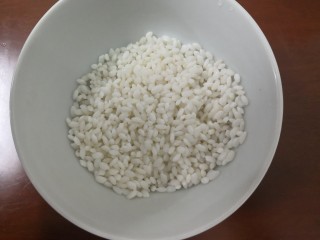 4、桃胶红糖粥,米，冲洗干净，沥干水份