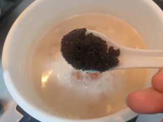 10、桃胶红糖粥,放入红糖