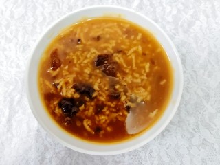 12、桃胶红糖粥,把煮好的桃胶红糖粥，盛入碗中