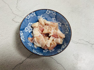 1、鸡肉山药粥,鸡腿洗净去骨,切小块