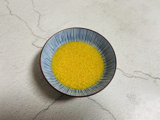 2、鸡肉山药粥,小米淘洗一下