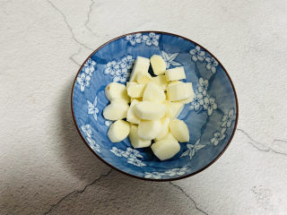 3、鸡肉山药粥,山药去皮洗净切小块