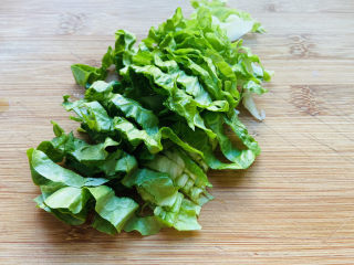 4、鸡肉山药粥,生菜洗净切小段