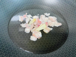 6、鸡肉山药粥,锅中加入适量清水,放入鸡肉、姜丝,加入少许料酒,大火煮沸焯烫两分钟