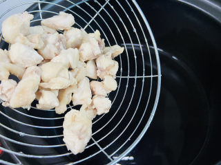 8、鸡肉山药粥,鸡肉放入砂锅中