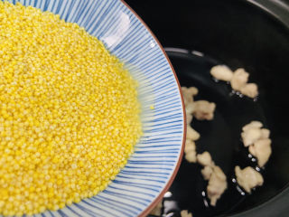 9、鸡肉山药粥,倒入小米