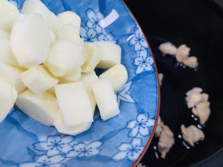 10、鸡肉山药粥,放入山药