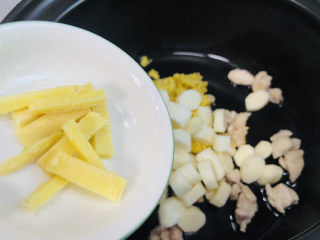 11、鸡肉山药粥,放入姜丝