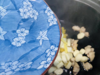 12、鸡肉山药粥,加入1000ml饮用水大火烧开转中小火炖煮二十分钟,期间用汤勺搅拌数次,防止粘锅底