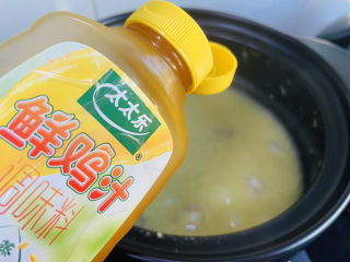 14、鸡肉山药粥,挤入适量的鲜鸡汁