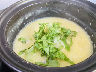 18、鸡肉山药粥,放入生菜搅拌均匀即可食用