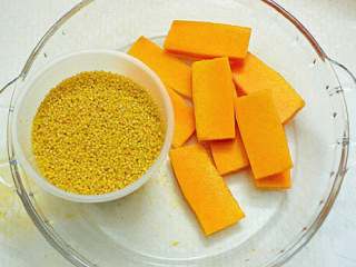 1、小米南瓜粥,准备好所需要的材料