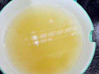 2、小米南瓜粥,小米挑除杂质，用清水快速洗净，加1000cc清水浸泡1小时后放入电饭锅开煮