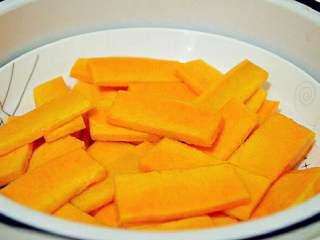 3、小米南瓜粥,南瓜去皮去籽切片，放到蒸锅上蒸熟