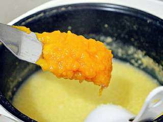 5、小米南瓜粥,待小米快要煮熟时，将弄好的南瓜泥混合到小米粥中搅拌均匀