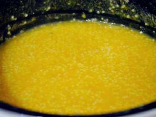 6、小米南瓜粥,盖上电饭锅盖煮至电饭煲跳闸即可✌