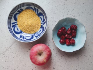 1、苹果小米粥,首先我们准备好所有食材