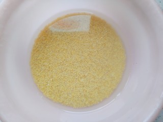 2、苹果小米粥,小米淘洗干净