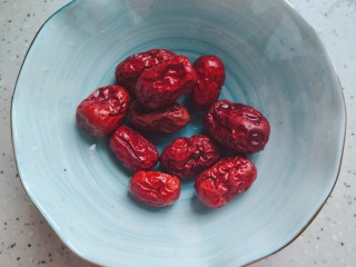 3、苹果小米粥,红枣冲洗干净