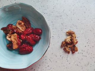 4、苹果小米粥,然后将红枣对半剪开，去核不要