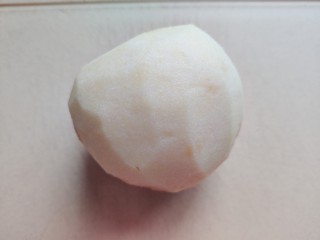 5、苹果小米粥,苹果去皮洗净