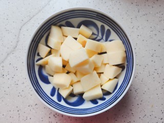 6、苹果小米粥,去核不要，果肉切成小块