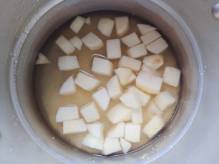 7、苹果小米粥,取高压锅，倒入小米和苹果