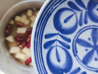 9、苹果小米粥,加适量清水