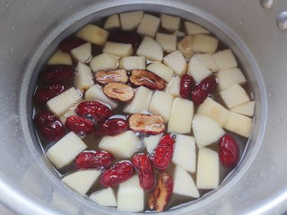 10、苹果小米粥,我加了锅体的二分之一