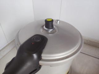 11、苹果小米粥,盖上锅盖，大火开煮