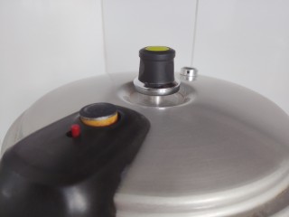 12、苹果小米粥,待高压锅气阀上升，转小火，继续煮15-20分钟