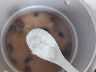 13、苹果小米粥,待高压锅气阀降落，打开锅盖，加适量冰糖