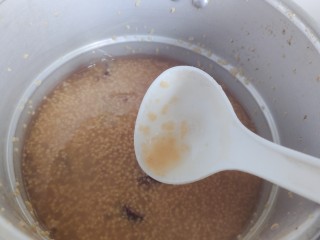 14、苹果小米粥,然后开小火，搅拌至冰糖融化，即可