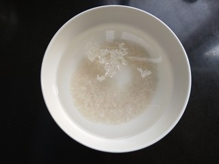 2、菠萝米粥,大米提前浸泡20分钟。