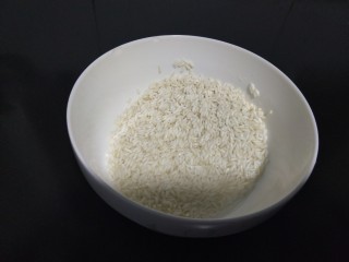 3、菠萝米粥,洗净。