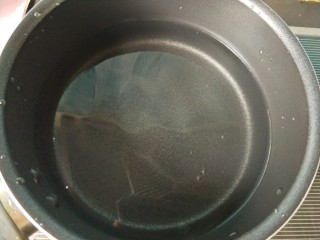 4、菠萝米粥,锅内放水，烧开。