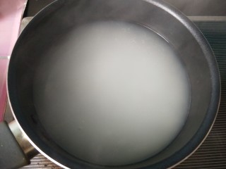 5、菠萝米粥,大米倒入锅内，搅拌一下。