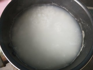 6、菠萝米粥,烧开后转小火，煮20分钟左右。