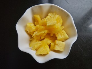 7、菠萝米粥,煮米粥的时候将菠萝洗净后切丁。