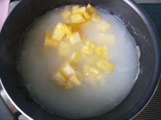8、菠萝米粥,米汤煮的浓稠，加菠萝煮两分钟。