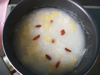 9、菠萝米粥,放枸杞。