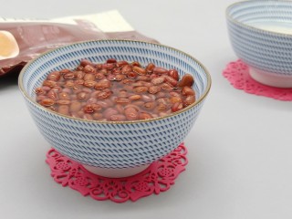 2、美容养颜佳品  红豆糯米汤圆,红豆与糯米提前泡发。置于清水中至少浸泡六个小时，经过泡发的红豆更容易出沙。