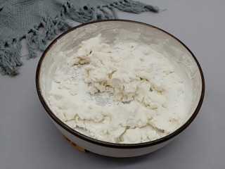 3、美容养颜佳品  红豆糯米汤圆,煮红豆汤的时间里，我们来揉糯米粉，用温水慢慢加，加到糯米粉成小块停止加水。