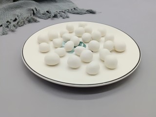 4、美容养颜佳品  红豆糯米汤圆,揉成小圆球（用温水和面有两个优点：一是让面团更好的起筋，二是搓好的小汤圆不容易粘连）