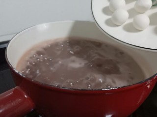 9、美容养颜佳品  红豆糯米汤圆,搓好汤圆，可以直接放红豆汤里煮，煮到浮起即可！