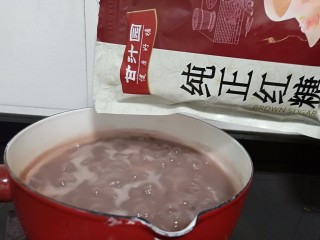 10、美容养颜佳品  红豆糯米汤圆,最后五分钟放红糖调味。大火可以让调味料更均匀的融入汤品。汤中加入一小撮食盐，约0.5克，做甜品时，加一点盐调味，可以更好地凸显食材的本味，同时丰富风味层次。红糖80克分批加入，调整到自己喜欢的甜度即可。