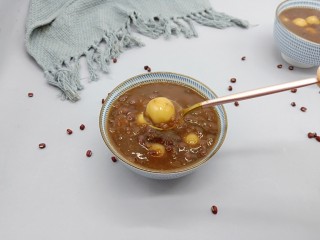 11、美容养颜佳品  红豆糯米汤圆,汤圆软糯，红豆轻咬满口流沙，整个人都感觉到甜蜜和柔软。