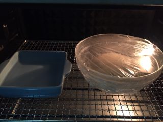 3、蛋黄千层酥,揉好的面团盖保鲜膜密封放温暖湿润处醒发，我是放到了烤箱里，没有调温度，因为烤箱比较封闭，旁边放了一碗温水。