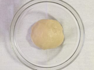 5、蛋黄千层酥,揉好的油酥是图片中这样表面湿润，柔软成团的状态。